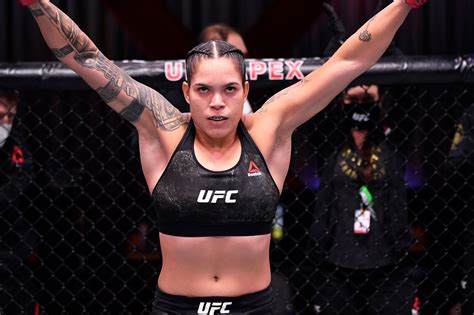 amanda nunes nude|Amanda Nunes celebrates UFC 250 win with Instagram nude